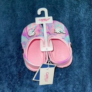 Multicolored clogs with unicorn patches